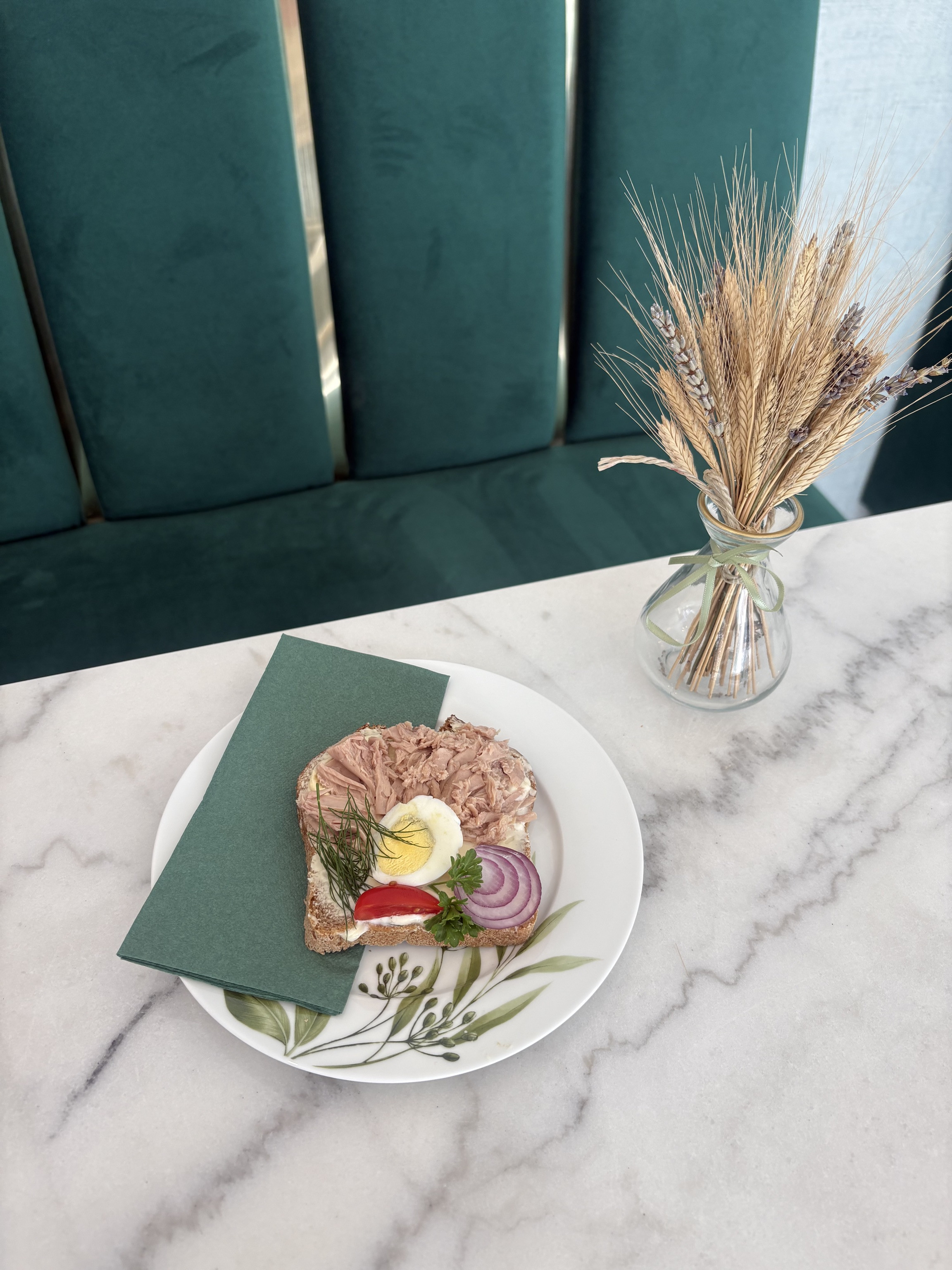 Thunfisch-Brötchen (Bio Roggen Pur mit Butter, Mayonnaise, Thunfisch, Ei und Gemüsegarnitur) - auf Wunsch ohne Dille