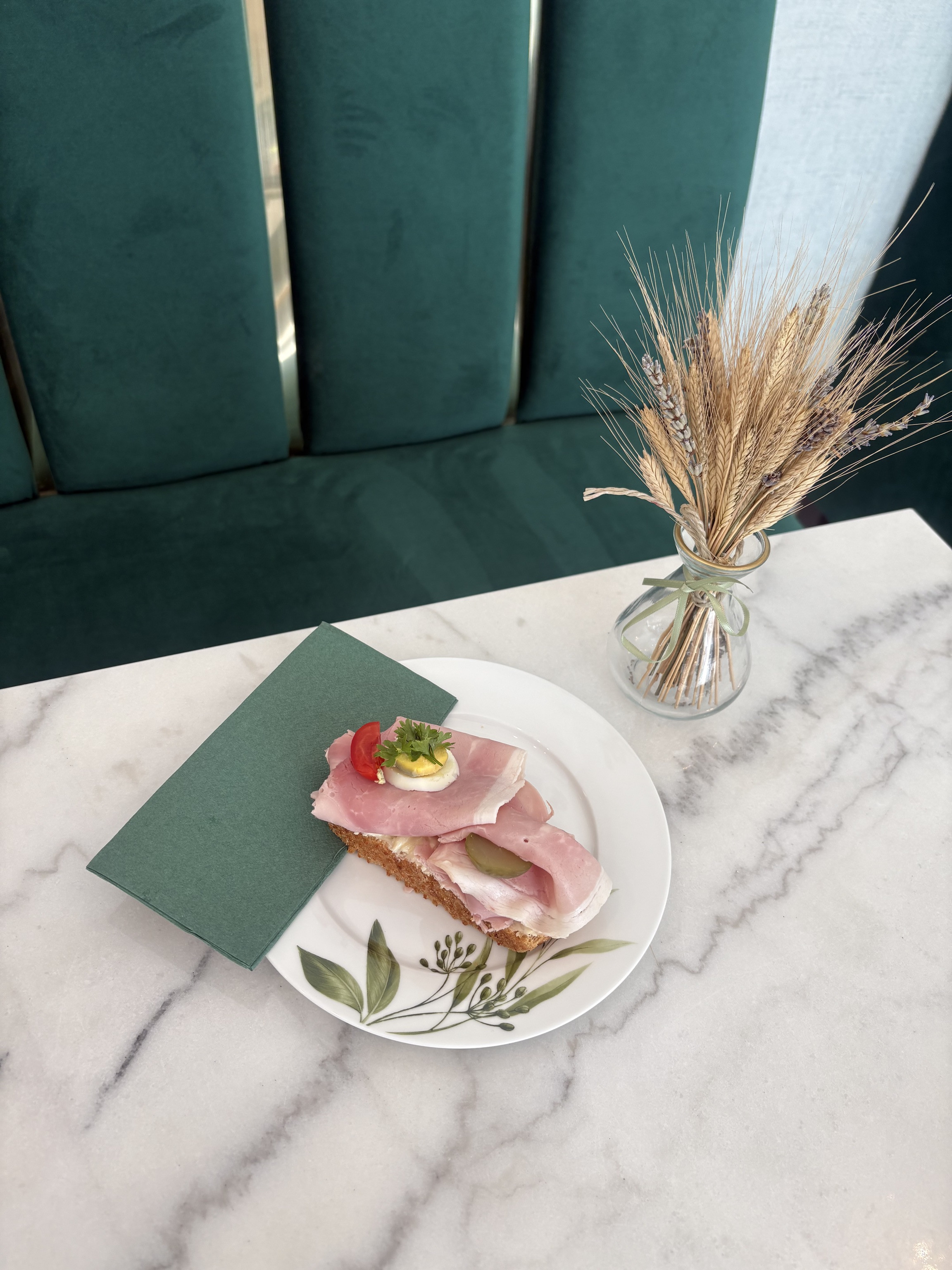 Schinkenbrötchen (Bio Pain Provencale mit Butter, Schinken, Ei und Gemüsegarnitur)