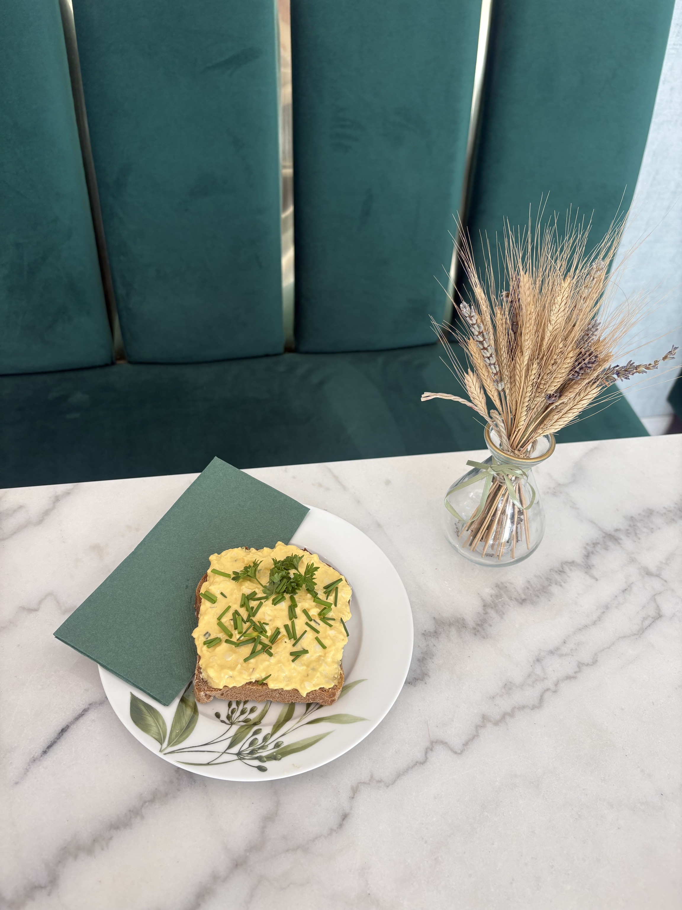 Eiaufstrichbrötchen (Bio Roggen Pur mit Eiaufstrich und Schnittlauch)