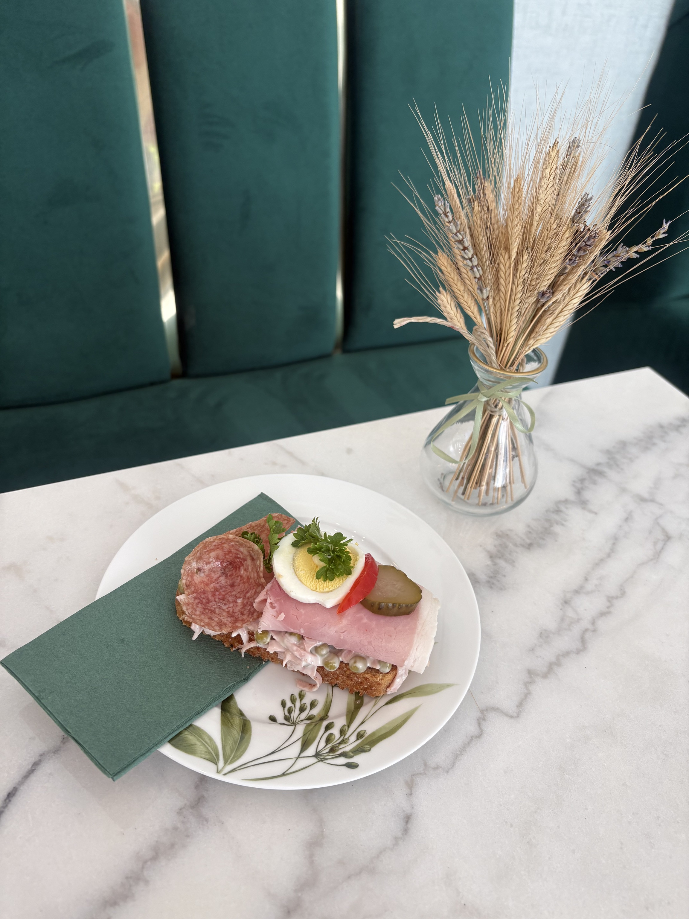 Birgit's Brötchen (Bio Pain Provencale mit Birgit's Aufstrich, Schinken, Salami, Mayonnaise, Ei und Gemüsegarnitur)